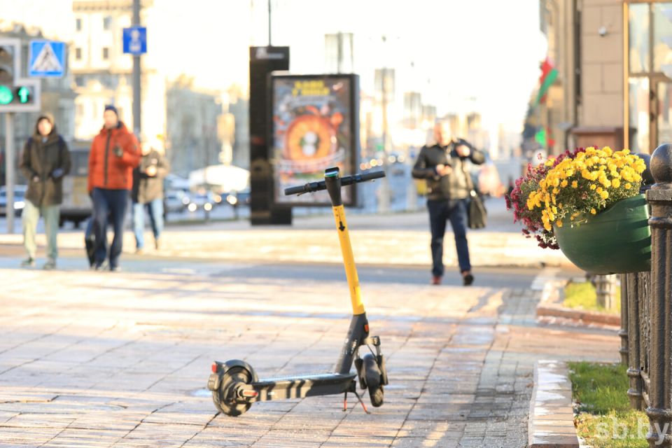 В Беларуси запретят двигаться на самокатах в пешеходной зоне