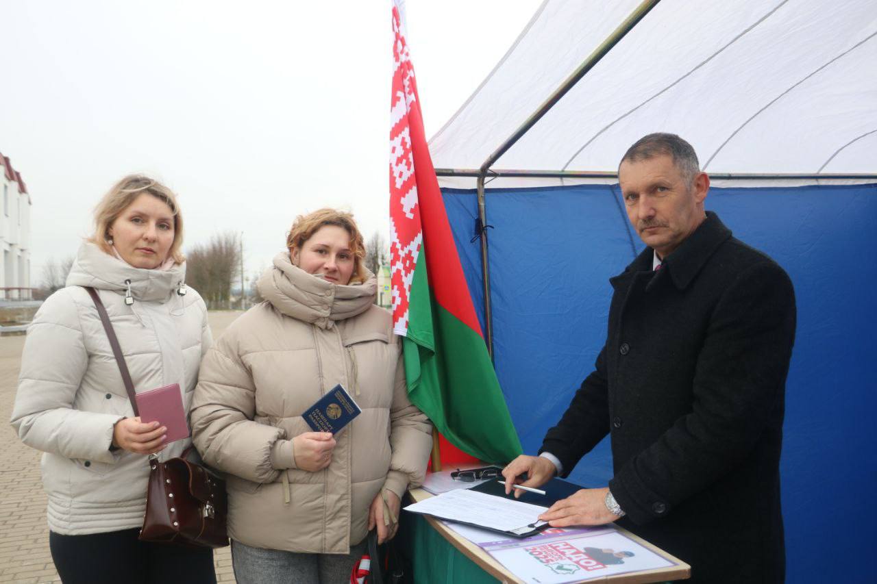 В Дрибинском районе третий день проходят пикеты по сбору подписей в поддержку выдвижения потенциальных кандидатов в Президенты Беларуси